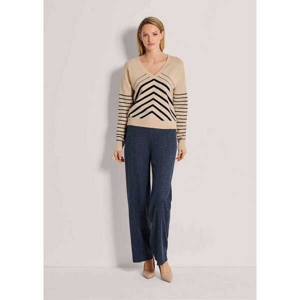 MADELEINE Strickpullover Sportiver Strickpullover mit Streifen Klassischer V-Ausschnitt, überlappende Schultern & Rippbündchen