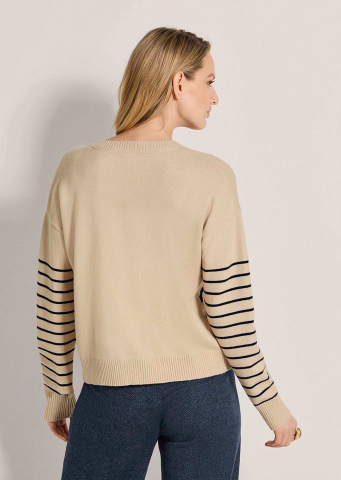 MADELEINE Strickpullover Sportiver Strickpullover mit Streifen Klassischer V-Ausschnitt, überlappende Schultern & Rippbündchen – Bild 2 von 5