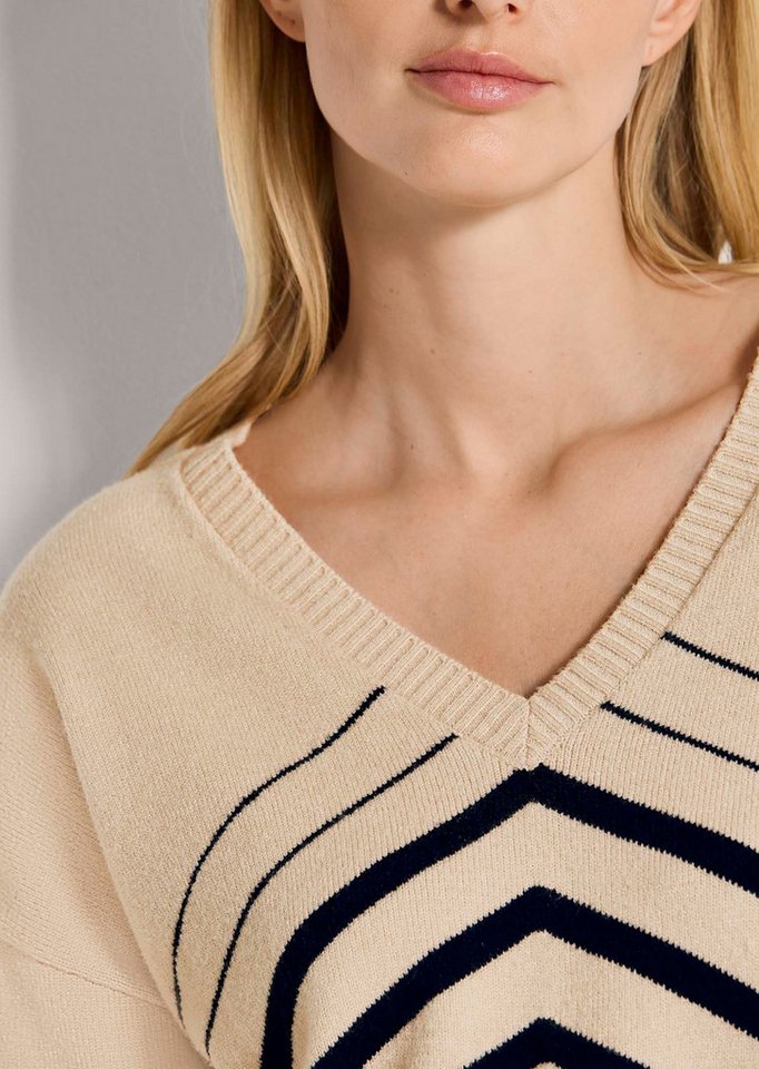 MADELEINE Strickpullover Sportiver Strickpullover mit Streifen Klassischer V-Ausschnitt, überlappende Schultern & Rippbündchen – Bild 4 von 5