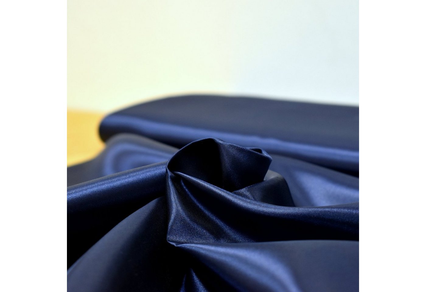 MAGAM-Stoffe Stoff "Estelle", Satin glänzend einfarbig uni ideal für Kleidung und Deko Meterware – Bild 2 von 5