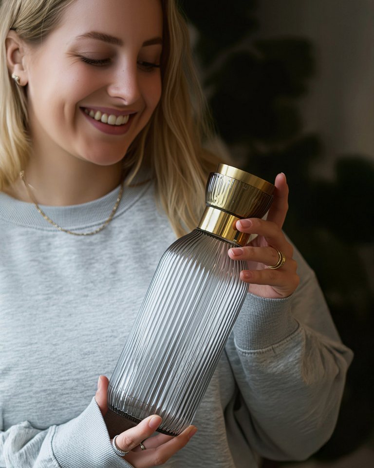 MAMEIDO Wasserkaraffe, aus mundgeblasenem Kristallglas mit edlem Ausgießer in 1 l und 1,5 l – Bild 3 von 5