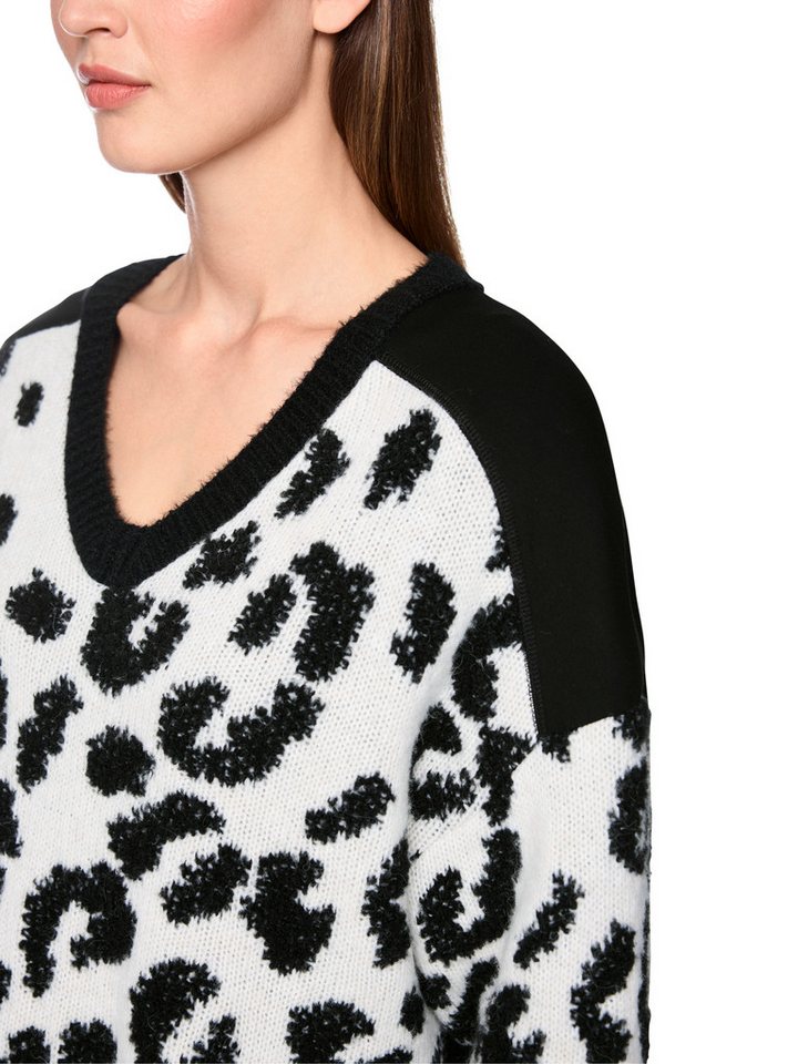 Marc Cain Strickpullover Cattitude Premium Damenmode Leo-Muster, locker geschnitten, mit Alpaka-Wolle – Bild 2 von 5