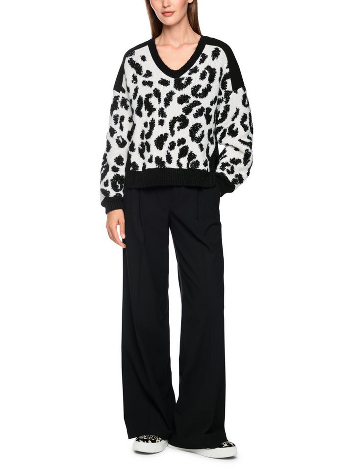 Marc Cain Strickpullover Cattitude Premium Damenmode Leo-Muster, locker geschnitten, mit Alpaka-Wolle – Bild 3 von 5