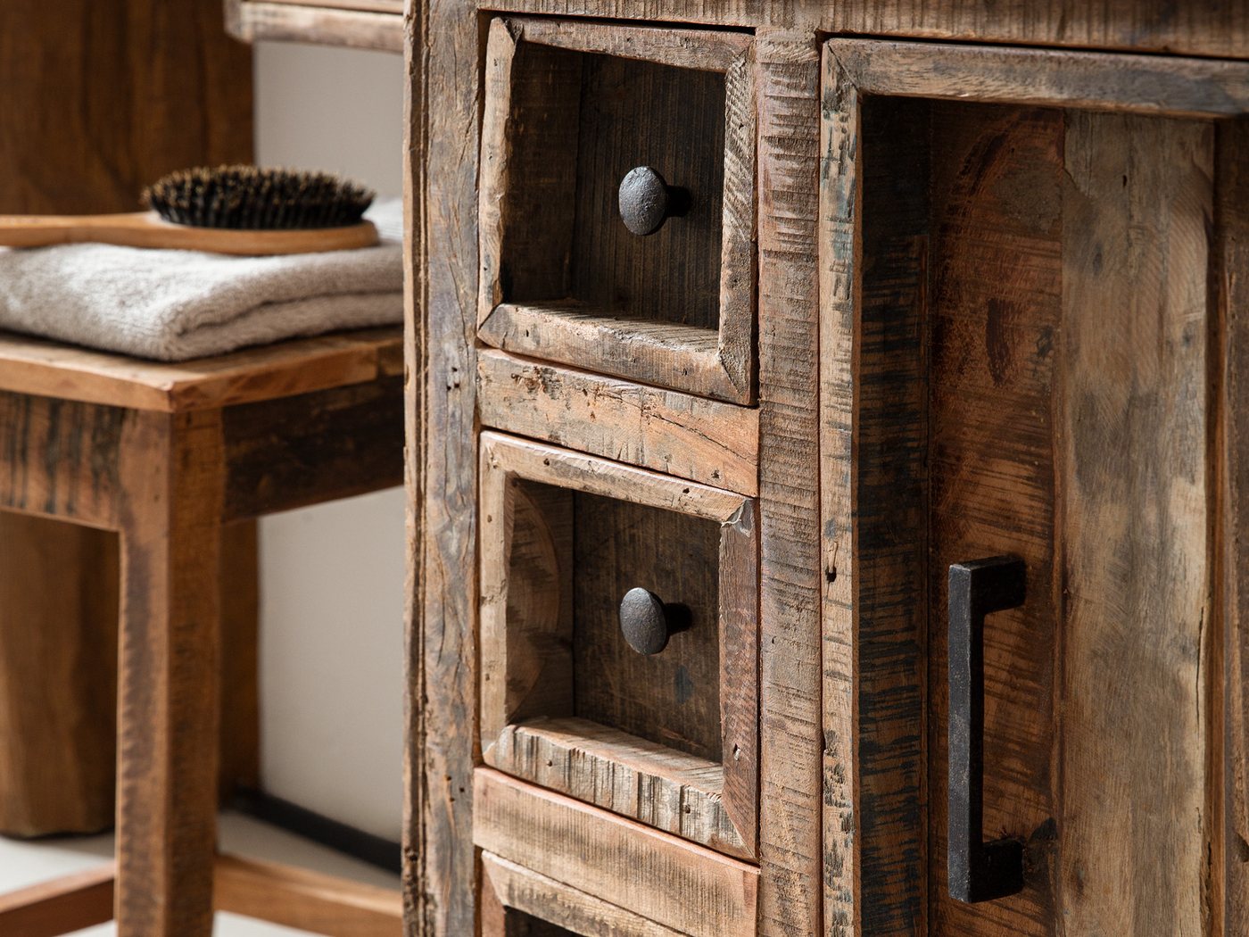 massivum Waschbeckenunterschrank Sumatra, Badschrank Altholz rustikal Chalet Style – Bild 3 von 5