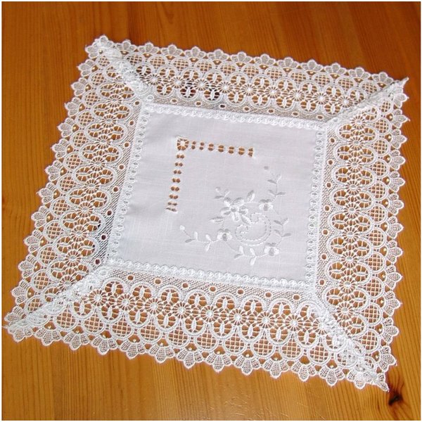 matches21 HOME & HOBBY Tischdecke Kleine Mitteldecke CORA Spitze & Stickerei Landhaus-Stil 35x35 cm (1-tlg), Pflegeleicht & waschbar bei 30 °C