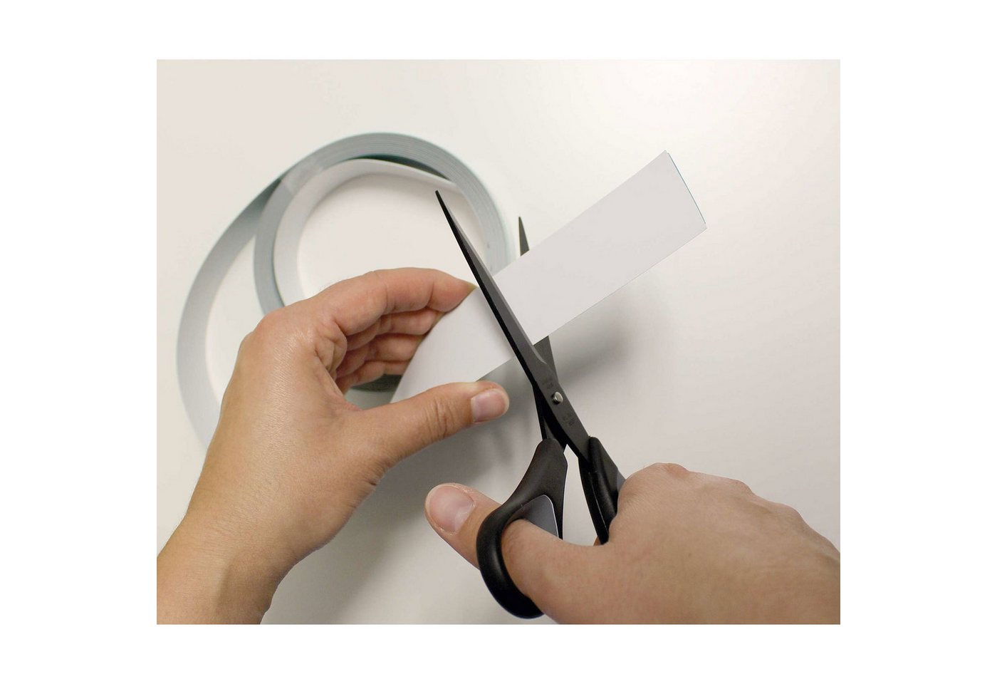 MAUL Klebeband Ferroband, Länge 1 m, inkl. 3 Magnete – Bild 4 von 5