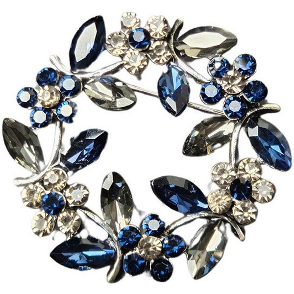 MayTree Brosche "Blumenkranz", mit Strass-Steinen, dunkelblau anthrazit (Stück, 1-tlg), Metallbrosche in Form eines Olivenzweigs aus Blumenkranzes