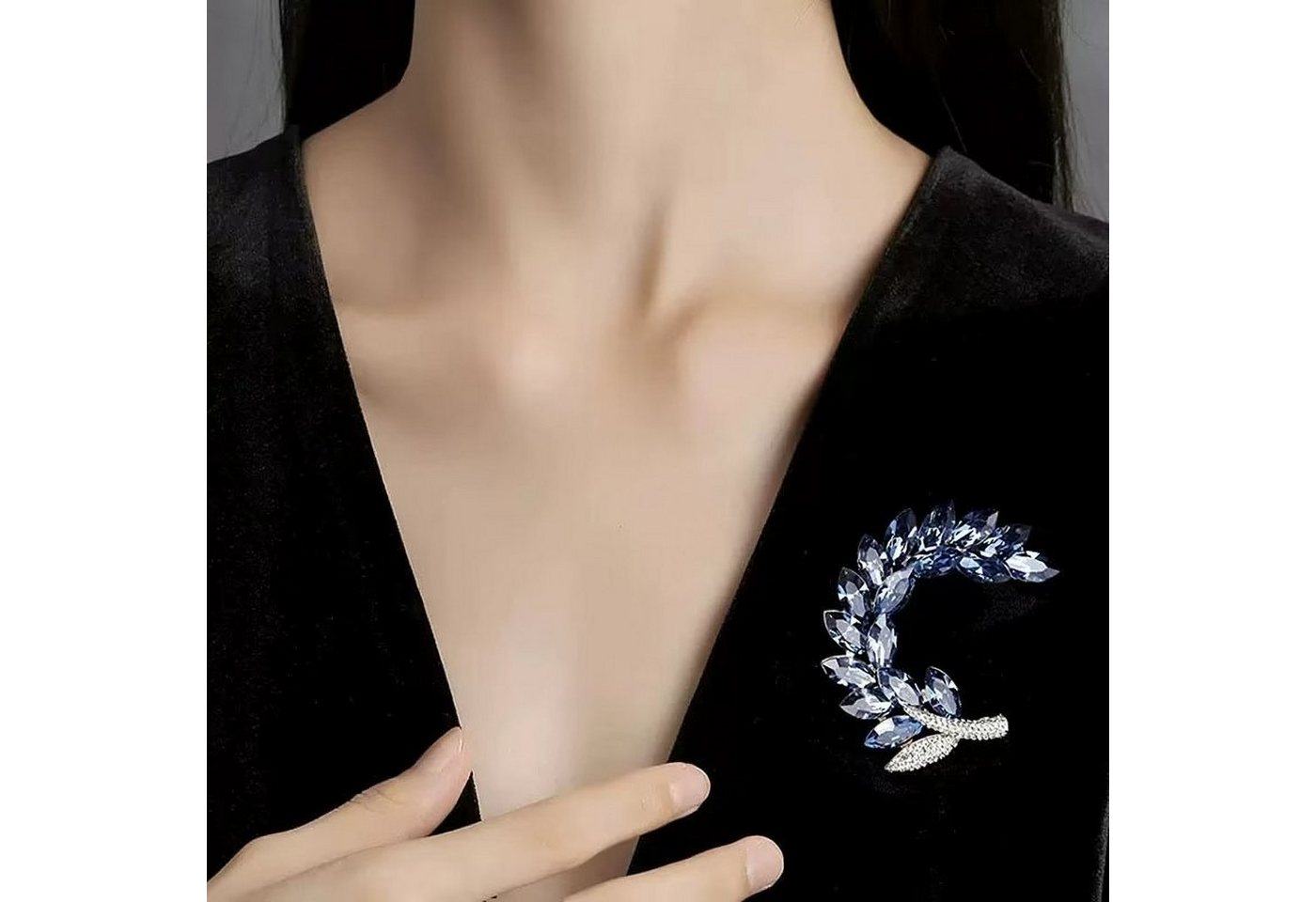 MayTree Brosche "Großer Olivenzweig", groß mit Strass-Steinen blau (Stück, 1-tlg), Metallbrosche in Form eines Olivenzweigs aus blauen Glassteinen – Bild 3 von 3