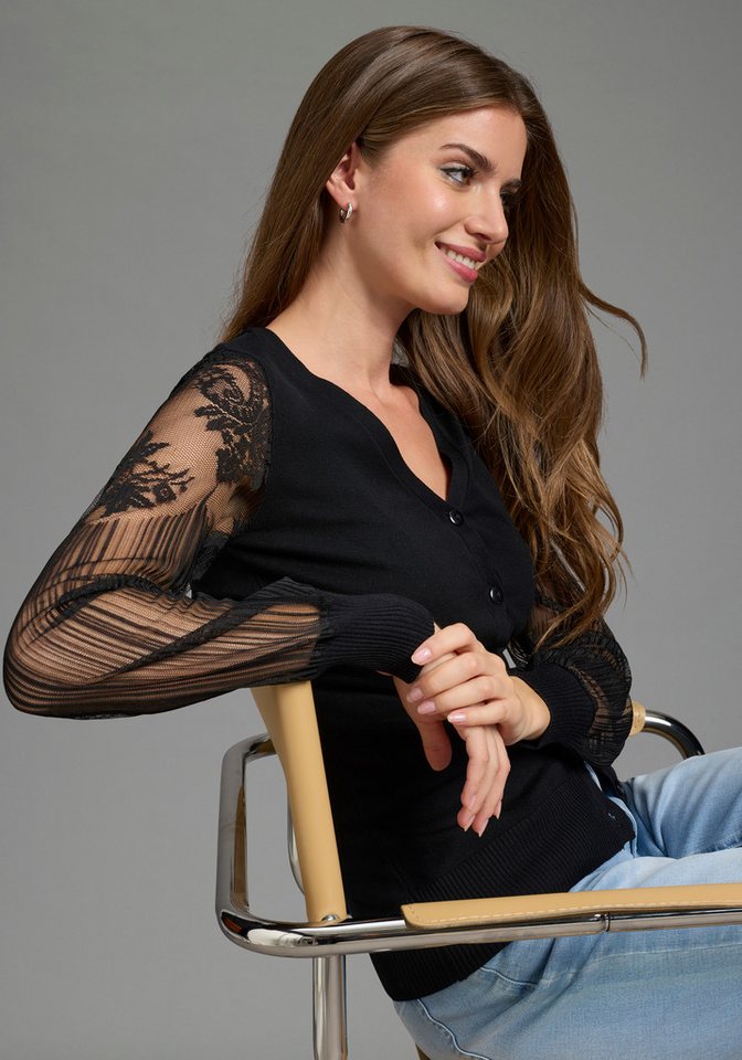 Melrose Strickjacke mit figurumspielender Passform mit filigranen Spitzenärmeln – Bild 2 von 5