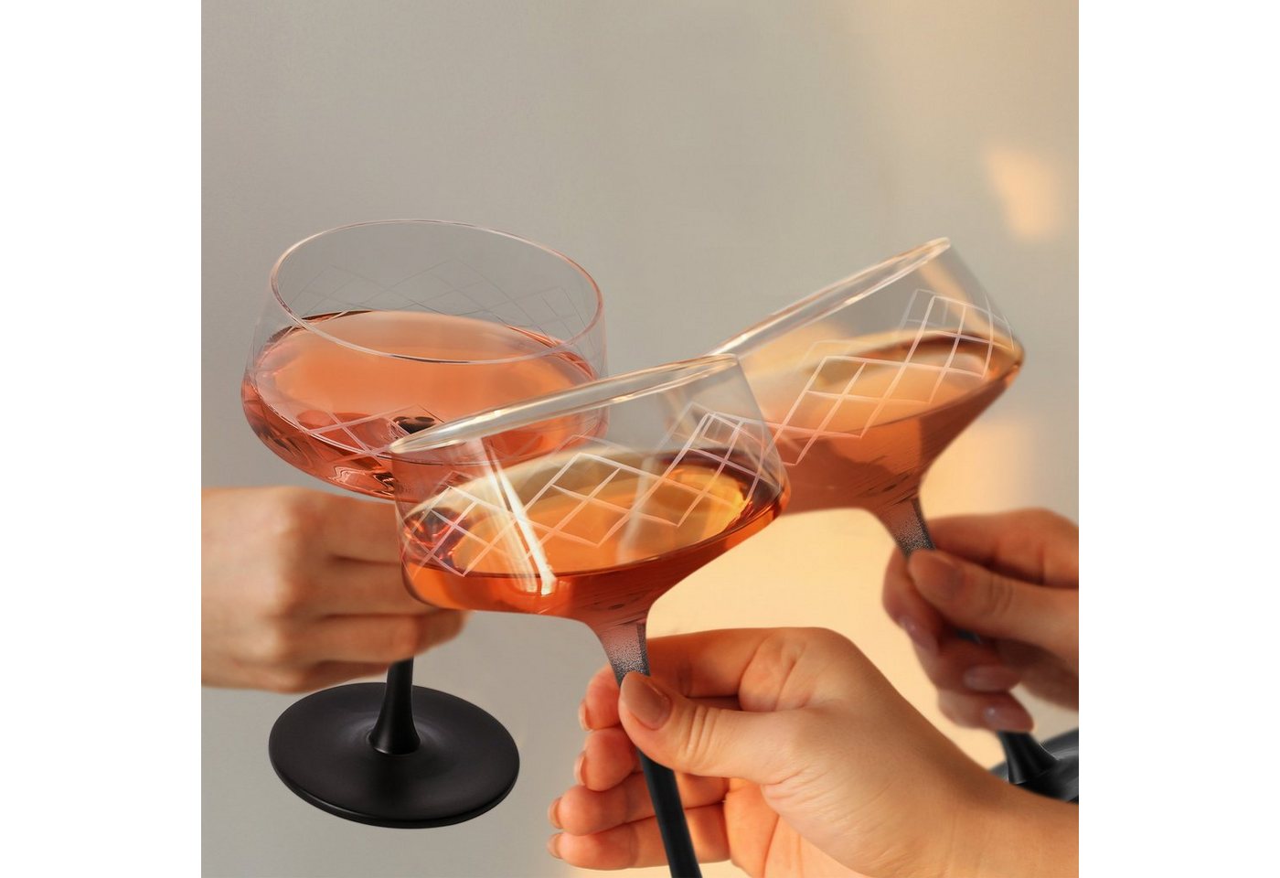 MiaMio Cocktailglas Crystaluna Coupe, 280 ml, schwarzer Stiel, 4-tlg., Glas, mit Barlöffel – Bild 4 von 5