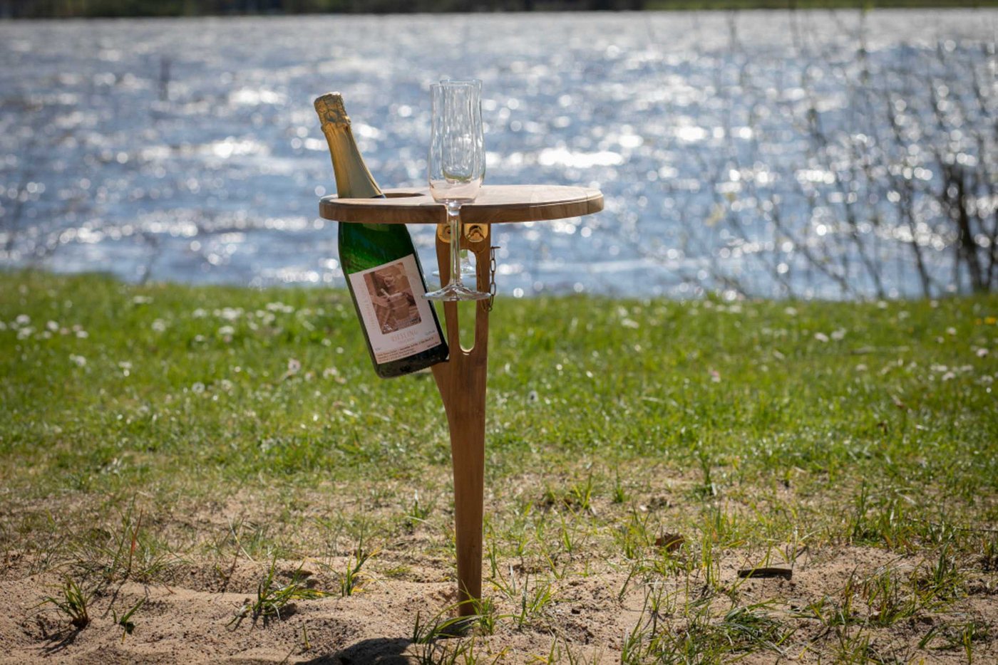 MR.DEKO Weinflaschenhalter Getränkehalter Weinflaschenhalter Teak Strandkorb Robust Beistelltisch, (1-teilig, 1-St., Halterung für 1 Flasche und 2 Gläser), Klap – Bild 2 von 5