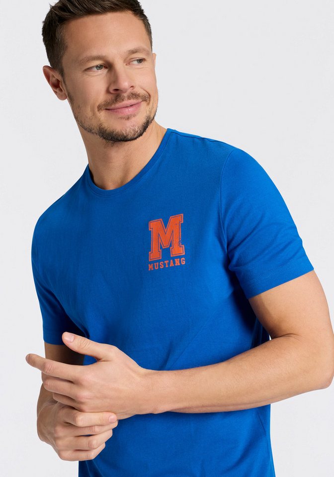 MUSTANG Rundhalsshirt Alex Logo Brust normale Passform, Kurzarm-Design, lässiger Stil – Bild 3 von 5