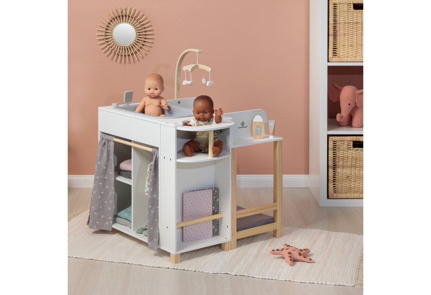 MUSTERKIND® Puppen Pflegecenter Viola, weiß/natur/grau, aus Holz und Musselin-Stoff – Bild 5 von 5