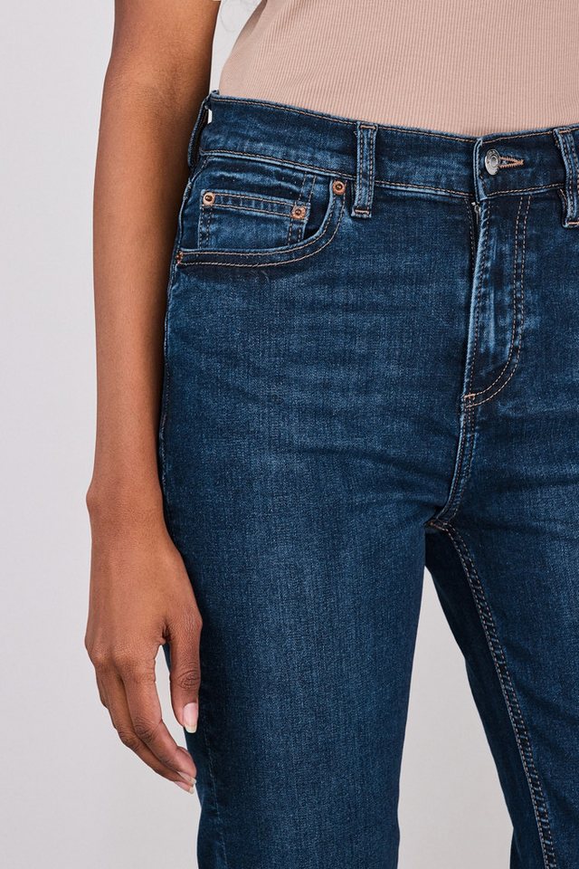 Next Bootcut-Jeans Bootcut Stretchjeans, mittelhoher Bund, Kurzgröße (1-tlg) – Bild 5 von 5