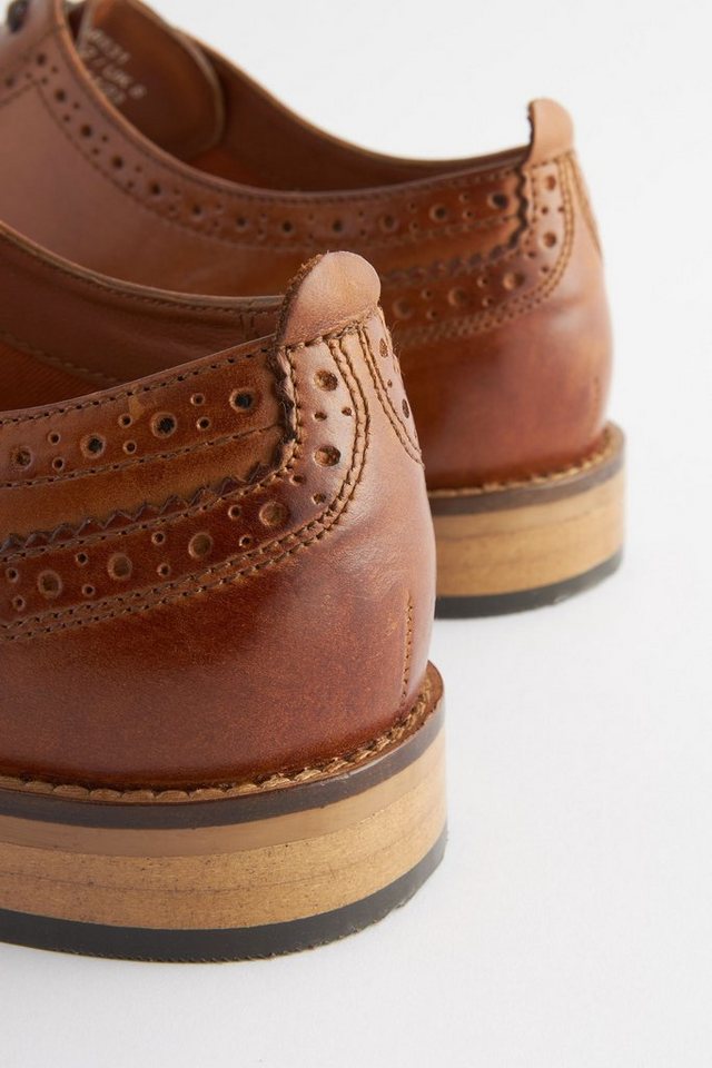 Next Brogues aus Leder mit Kontrastsohle, weite Schnürschuh – Bild 3 von 5