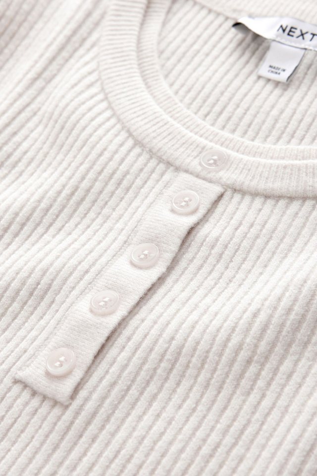 Next Strickpullover Superweiches Henley-Langarmoberteil in Lagenoptik (1-tlg) – Bild 2 von 3