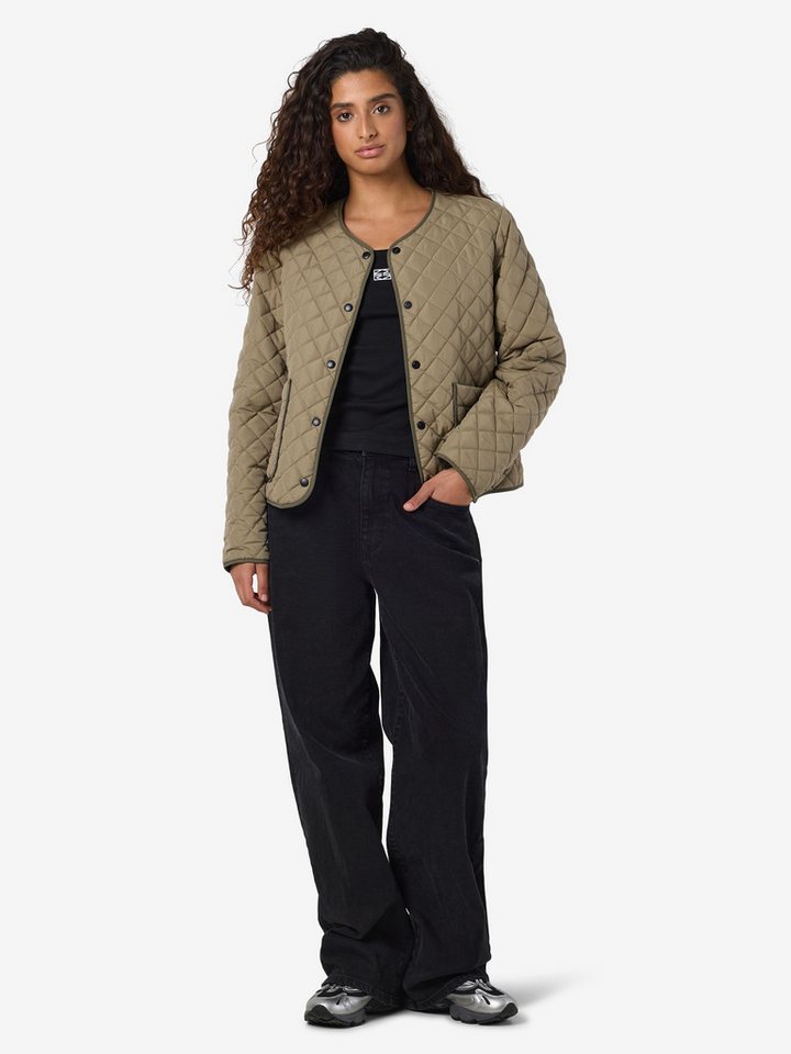 Noisy may Blouson leicht gesteppt, mit Druckknöpfen und für Damen (1-St) Recyceltes Material nachhaltig Normal Fit Rundhals Langarm – Bild 4 von 5