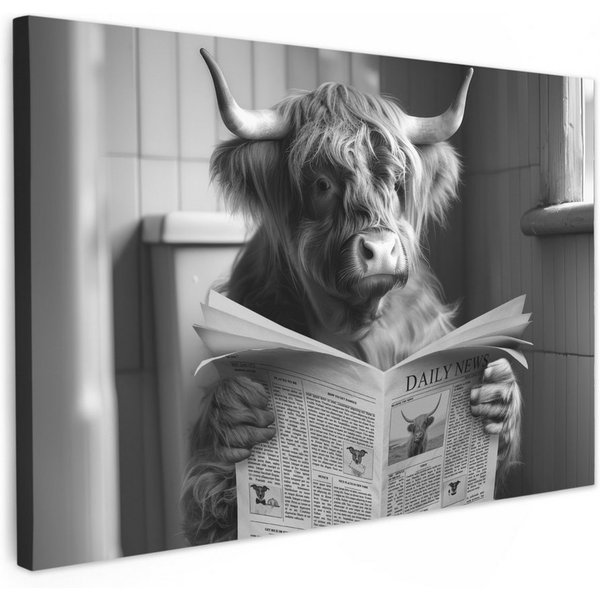 OneMillionCanvasses® Leinwandbild Scottish Highlander - Kuh - Zeitung - WC - Schwarz und weiß, Fotodruck (1 St), Bilder für Badezimmer, Bad und Toiletten Deko, 