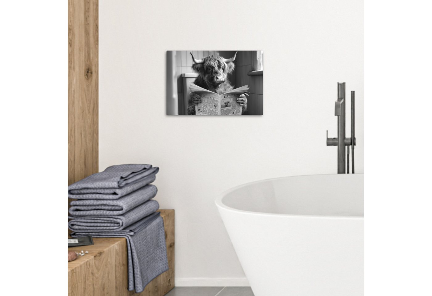 OneMillionCanvasses® Leinwandbild Scottish Highlander - Kuh - Zeitung - WC - Schwarz und weiß, Fotodruck (1 St), Bilder für Badezimmer, Bad und Toiletten Deko,  – Bild 3 von 5