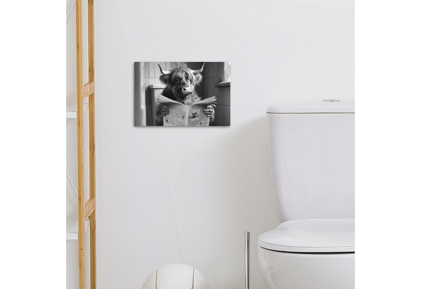 OneMillionCanvasses® Leinwandbild Scottish Highlander - Kuh - Zeitung - WC - Schwarz und weiß, Fotodruck (1 St), Bilder für Badezimmer, Bad und Toiletten Deko,  – Bild 4 von 5