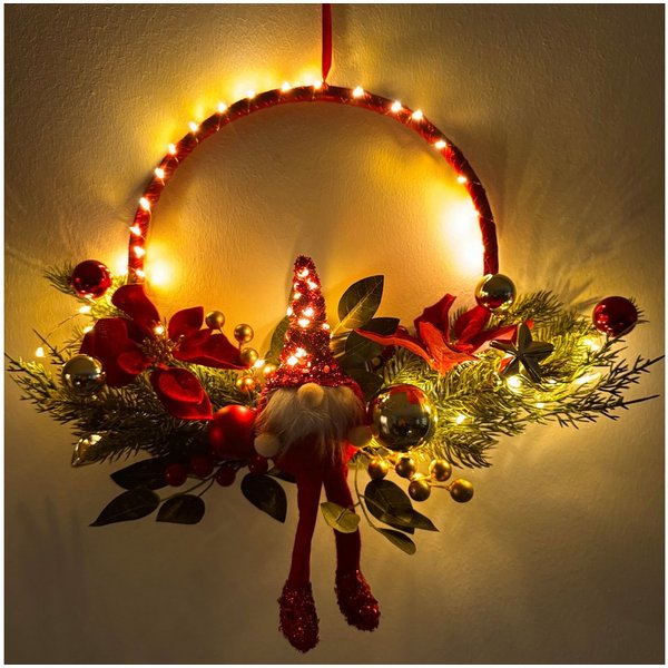 Online-Fuchs Dekokranz - Türkranz, Weihnachtskranz mit LED Lichterkette und 6-Stunden Timer, mit süßem Wichtel, Weihnachtskugeln, Tannenzweigen und Weihnachtsst