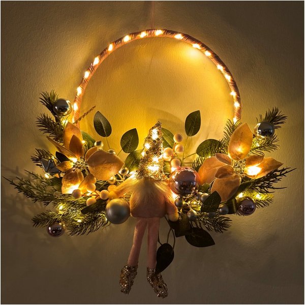 Online-Fuchs Dekokranz - Türkranz, Weihnachtskranz mit LED Lichterkette und 6-Stunden Timer, mit süßem Wichtel, Weihnachtskugeln, Tannenzweigen und Weihnachtsst