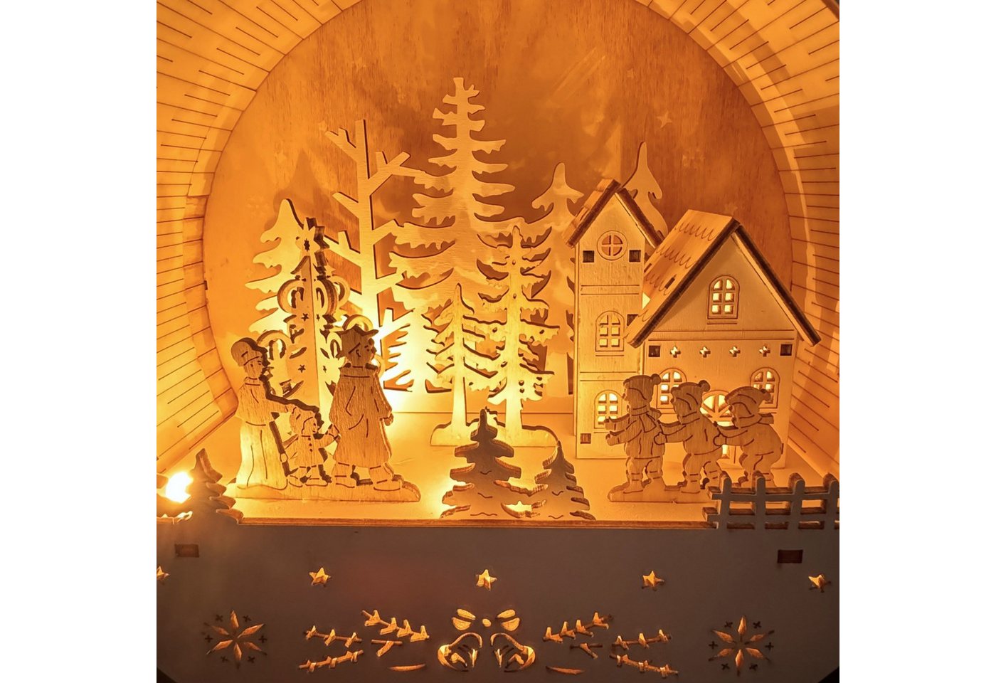 Online-Fuchs Weihnachtsdorf in einer großen Weihnachtskugel aus Holz mit LED-Beleuchtung - Deko, inklusive praktischer 6-Stunden Timerfunktion – Bild 5 von 5