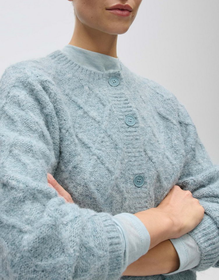 OPUS Strickjacke Dable aus Strick mit Zopfstruktur Verkürzte, schmale Silhouette mit weichem Zopfstrick – Bild 4 von 5