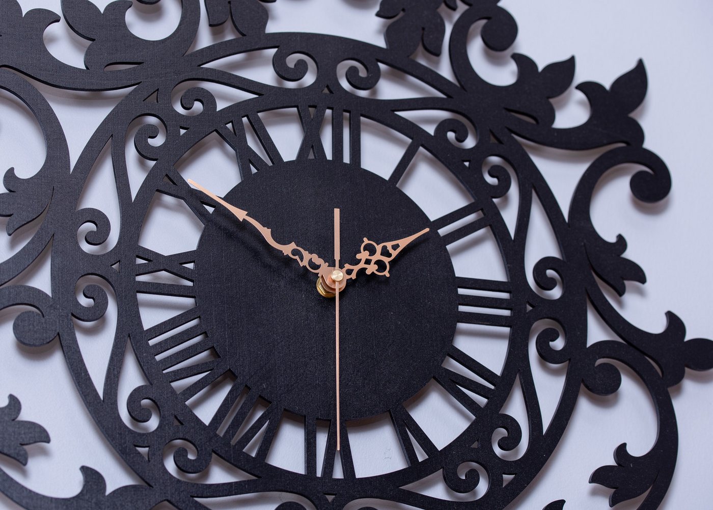 ORNAMENTI Wanduhr Grosse, vintage, retro, hingucker Wanduhr, weiss, schwarz, 50 x 62 cm (Gold, ohne Ticken, victorianisch Wanddeko, Holzdeko, Wandkunst) – Bild 2 von 5