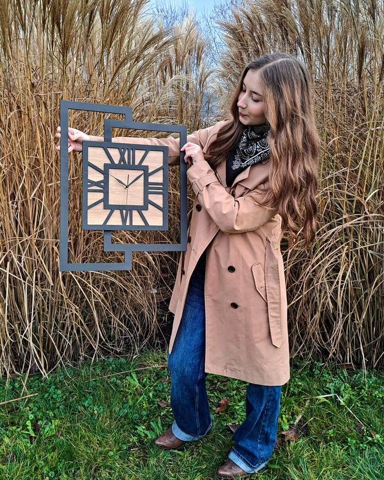ORNAMENTI Wanduhr Große handgefertigte, moderne, aus Holz, Hingucker, 44 x 56 cm, Eiche (Rechteckig vertikal ohne Tickgeräusche für Wohnzimmer lesbare Ziffern) – Bild 5 von 5