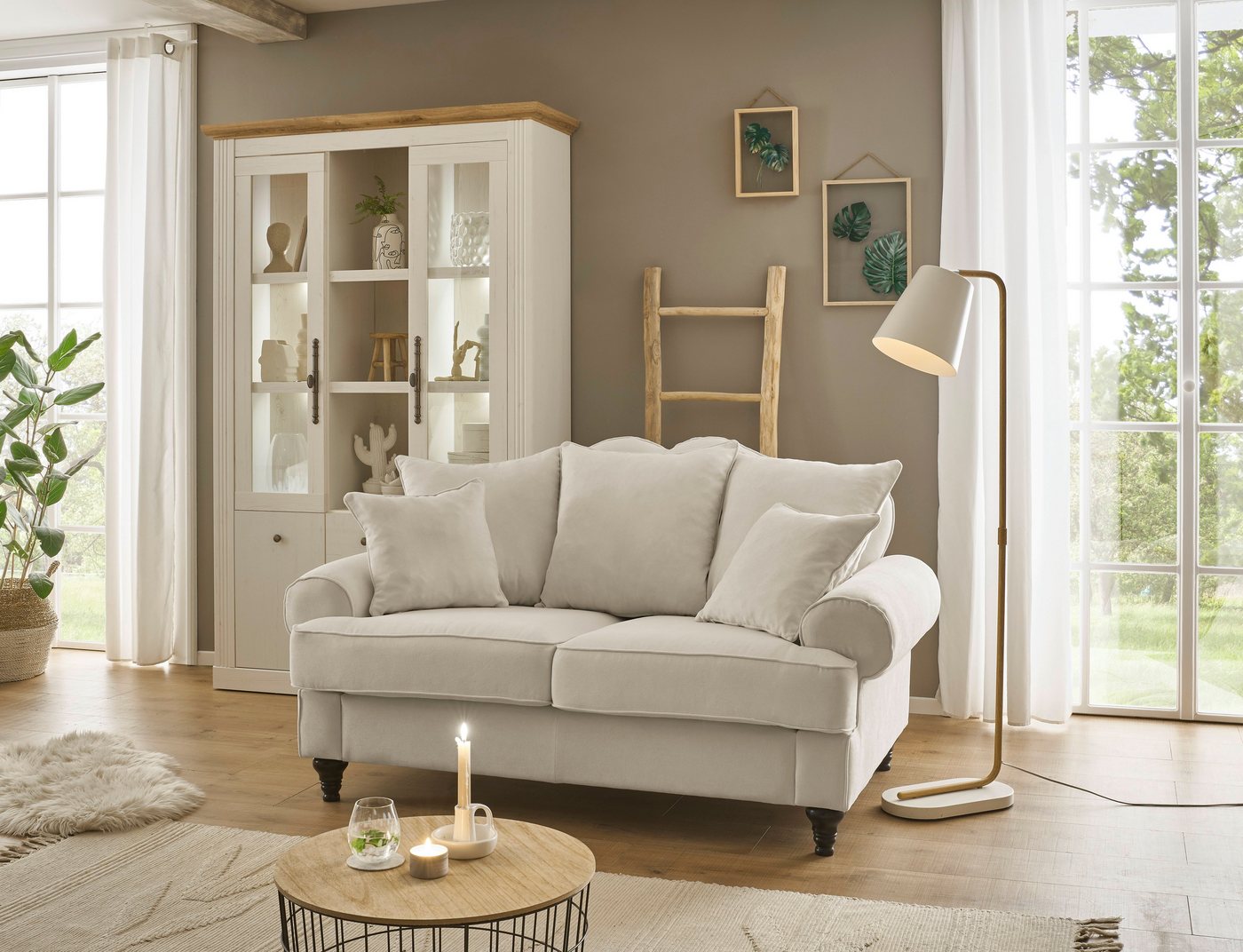 OTTO home 2-Sitzer Westminster, Sofa im Landhausstil, Couch mit Zierkissen, Federkern-Polsterung, gedrechselter Fuß, hochwertiger Microfaserbezug – Bild 2 von 5
