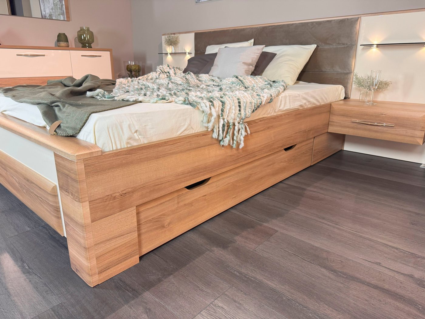 OTTO home Bettgestell Gala, 160 oder 180x200cm Liegefläche, FSC-zertifiziert (optional passende Stauraumschubladen und Nachttische erhältlich), bequem gepolster – Bild 3 von 5