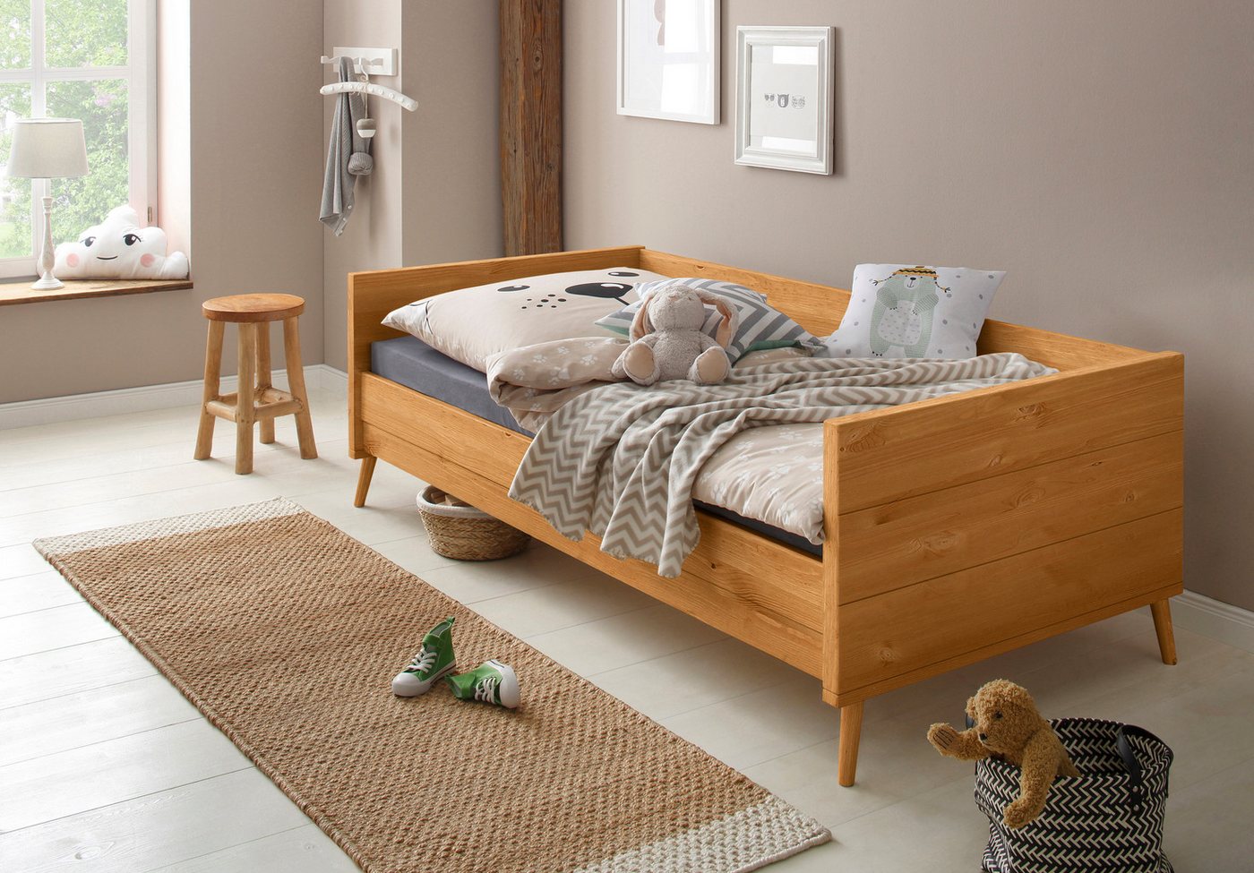 OTTO home Jugendbett Ellen, aus massivem Kiefernholz, in 2 verschiedenen Farben, mit Holzfüßen – Bild 2 von 5