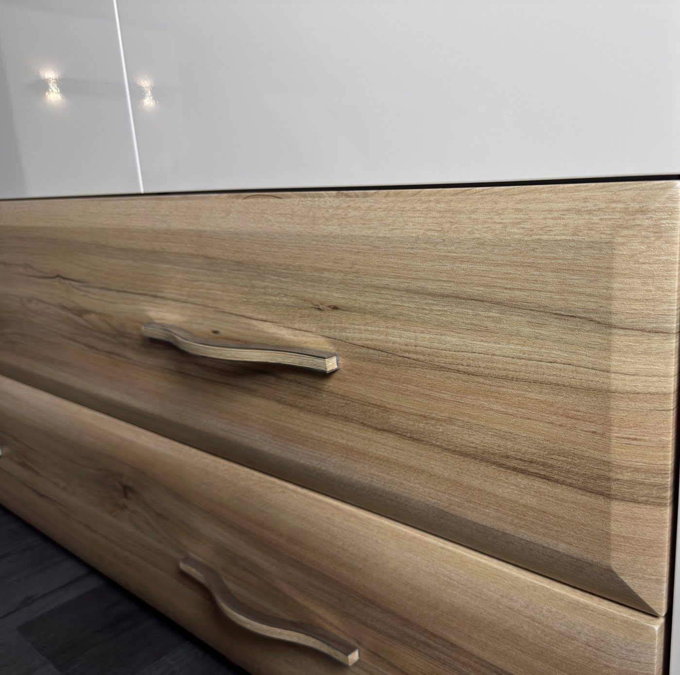 OTTO home Kleiderschrank Gala, beige hochglänzend UV lackiert, kratzfest, FSC-zertifiziert (abgerundete Schubladen aus MDF im Holzdekor, soft-close) mit Beleuch – Bild 5 von 5