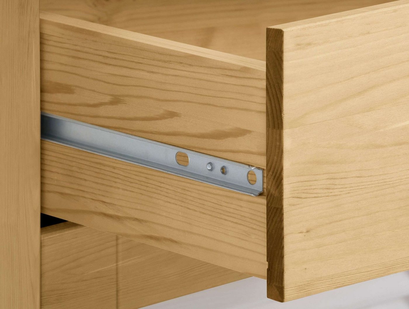 OTTO home Kleiderschrank Rauna, aus massiver Kiefer, 4-türig, mit Lamellen und Kassetten (B/H/T ca. 203/183/61) FSC® zertifiziertes Massivholz (Kiefer), robuste – Bild 5 von 5