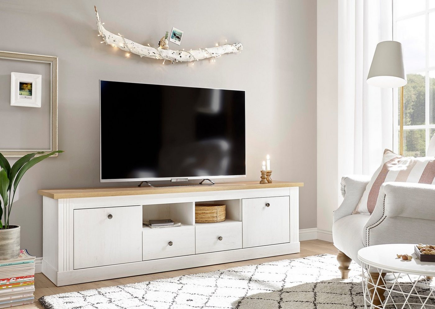 OTTO home Lowboard Westminster, TV-Unterteil im Landhausstil, Kommode, TV-Schrank, Metallgriffe, viel Stauraum, in 2 Farben & drei Größen erhältlich – Bild 2 von 5