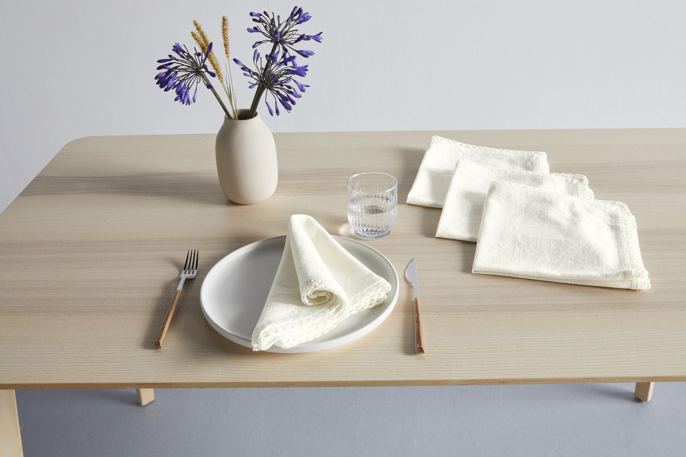 OTTO home Stoffserviette Elyna, (4 St), uni, mit Spitze, weiche Haptik, 45x45 cm, Leinenoptik, 100% Baumwolle – Bild 4 von 4