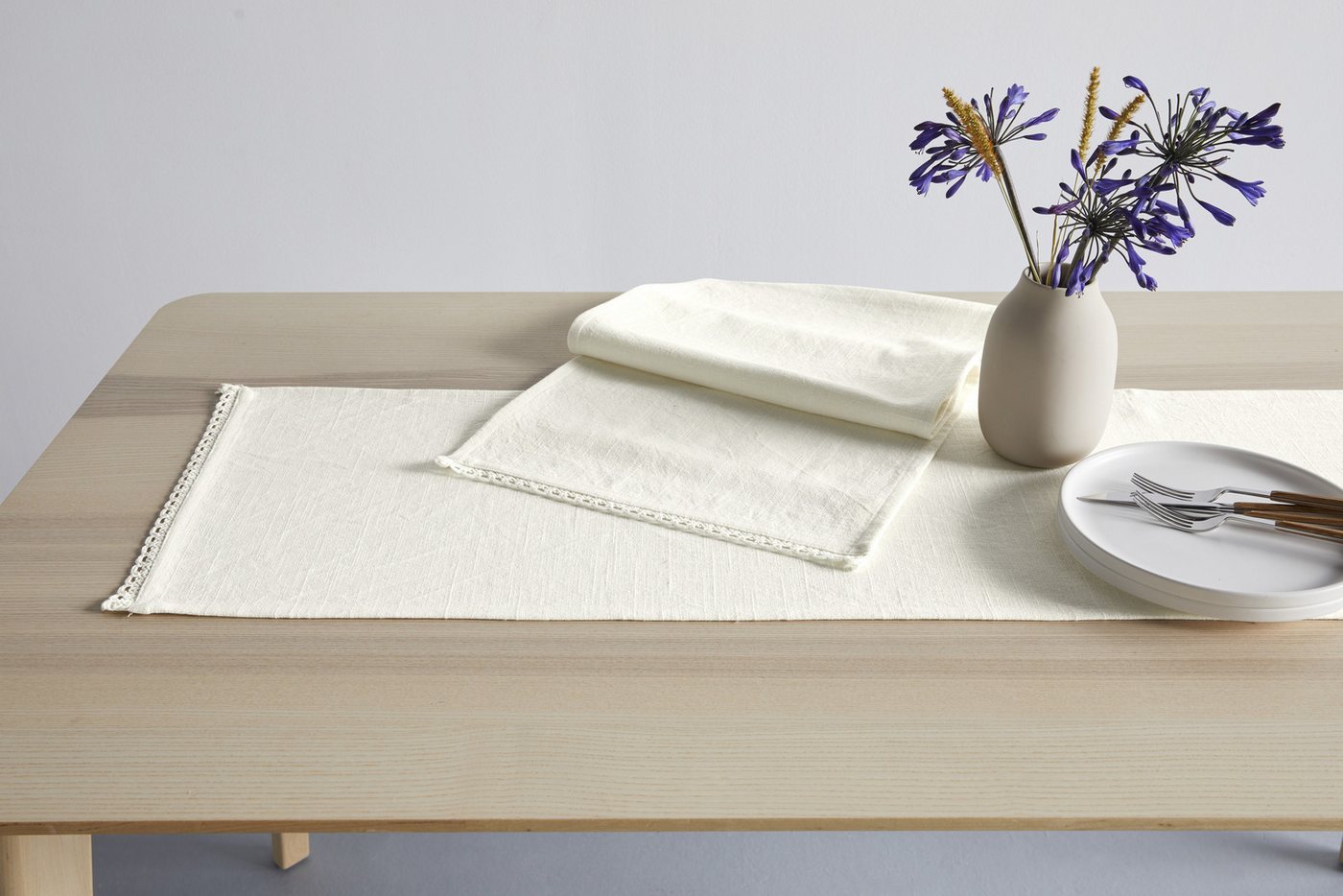 OTTO home Tischläufer Elyna (1-tlg, 1 Stück), uni, mit schöner Spitze, weiche Haptik, leicht strukturiert, 150x35cm – Bild 4 von 4