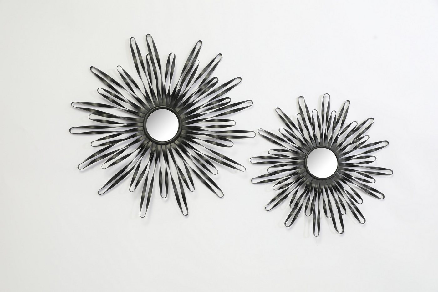 OTTO home Wanddekoobjekt Sonne, im 2er Set: 35 und 46cm (2er-Set, in schwarz, gold-oder silberfarben), Wanddekoration aus Metall mit kleinem Spiegel in der Mitt – Bild 4 von 5
