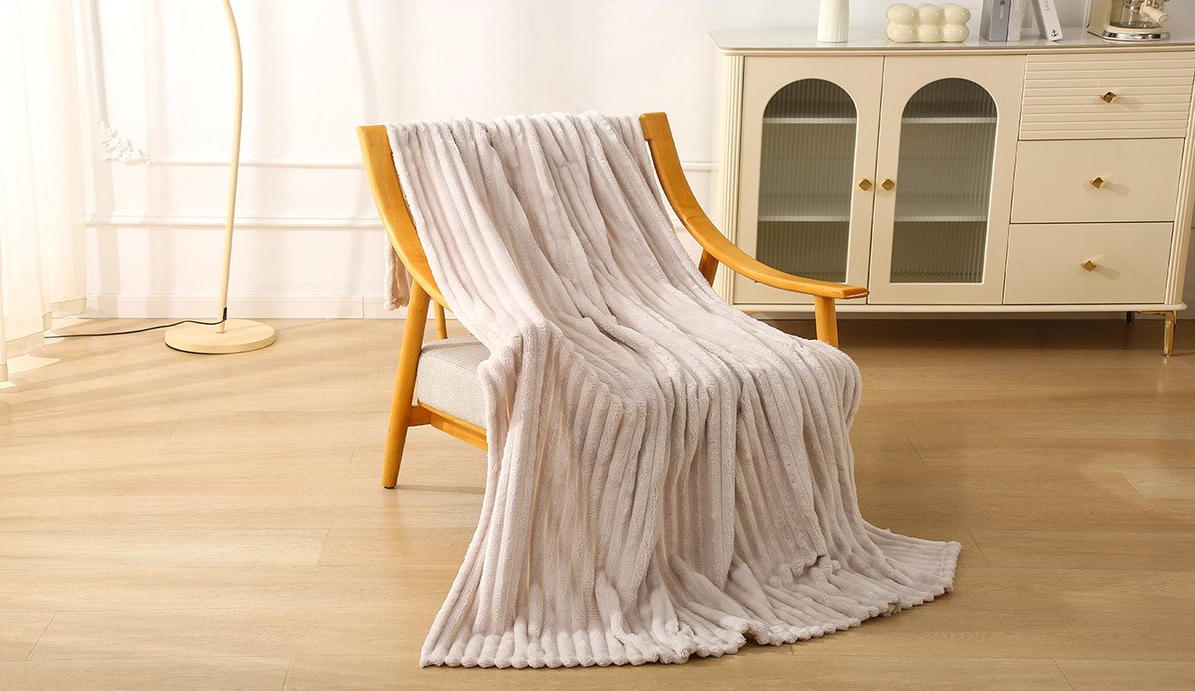 Wohndecke Millara, Kundenliebling, weiche & komfortable Tagesdecke, OTTO home, Kuscheldecke in Cord-Optik, 150x200 cm, Wohndecke, Sofadecke – Bild 3 von 5