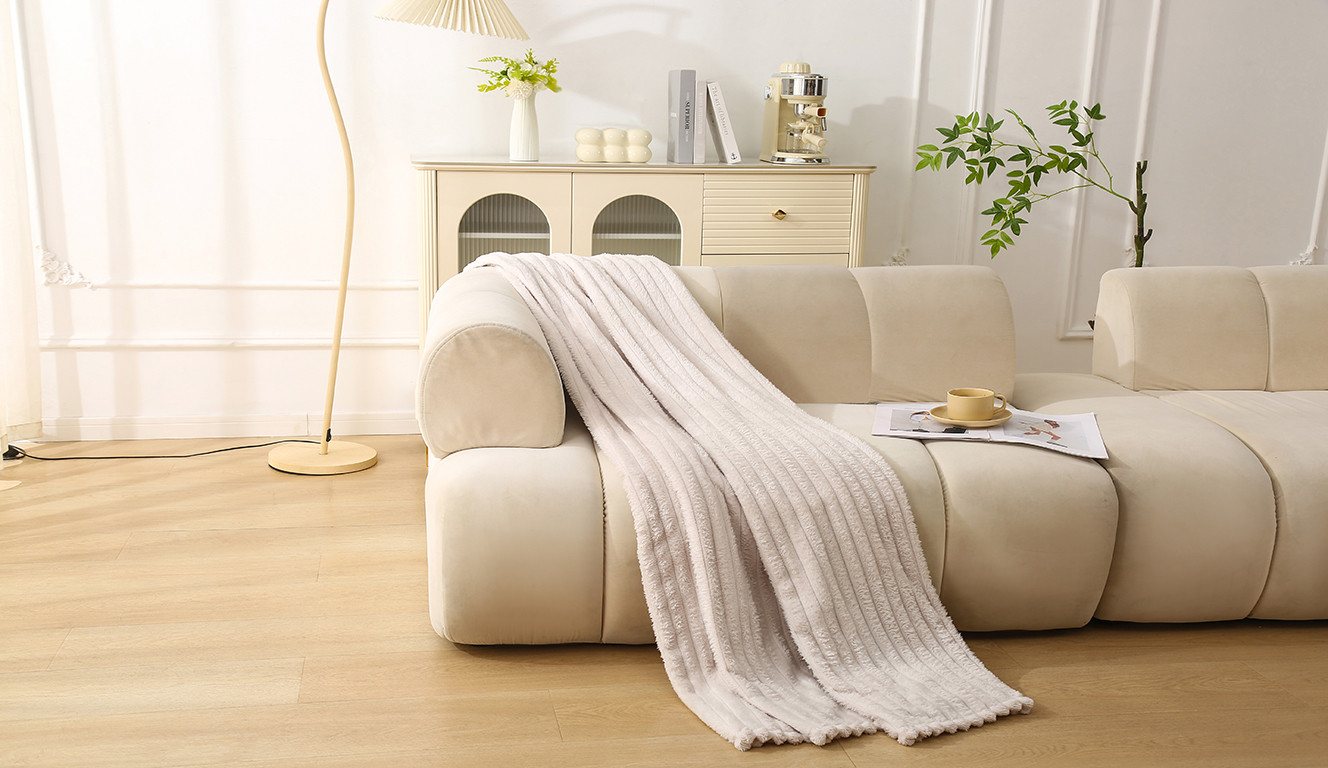 Wohndecke Millara, Kundenliebling, weiche & komfortable Tagesdecke, OTTO home, Kuscheldecke in Cord-Optik, 150x200 cm, Wohndecke, Sofadecke – Bild 4 von 5