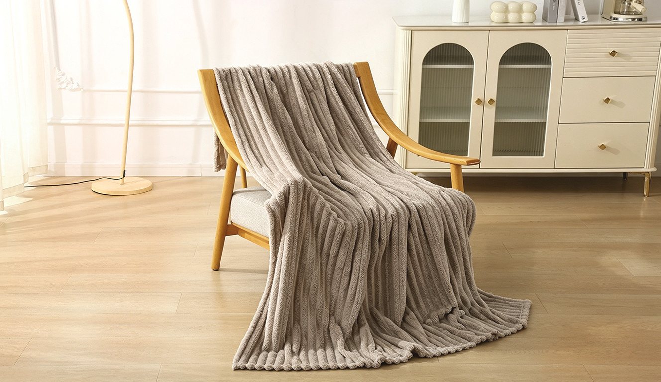 Wohndecke Millara, Kundenliebling, weiche & komfortable Tagesdecke, OTTO home, Kuscheldecke in Cord-Optik, 150x200 cm, Wohndecke, Sofadecke – Bild 3 von 5
