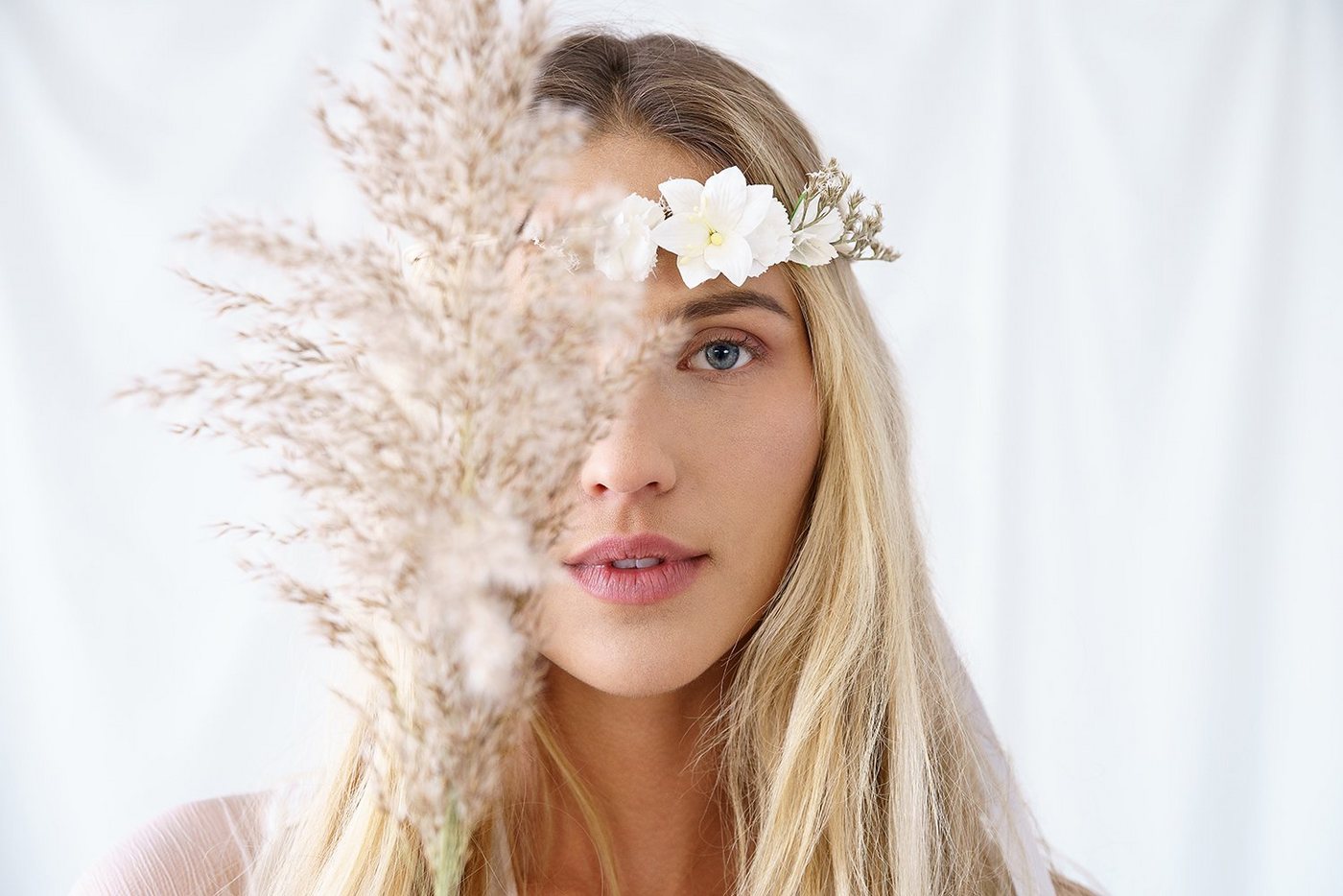 partydeco Diadem, Blumenkranz für die Haare mit Kunstblumen Durchmesser 18cm weiß – Bild 4 von 5