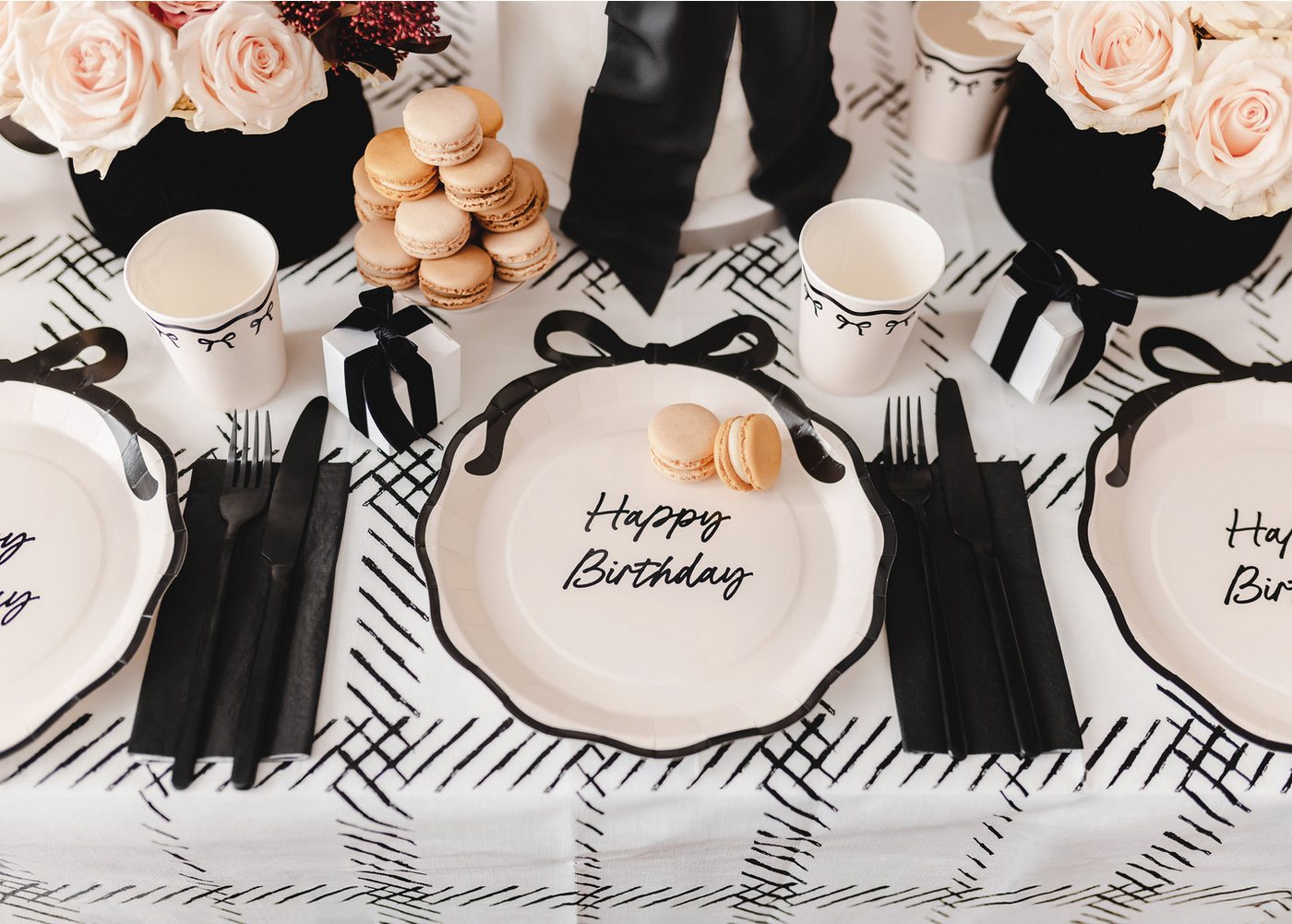 partydeco Einwegteller, Pappteller Happy Birthday 24cm mit Schleife 6er Set Ivory / Schwarz – Bild 2 von 3