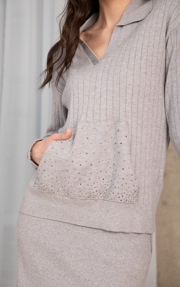 Passioni Strickpullover mit lockerer Passform, Kragen, Strassdetails und Vordertasche – Bild 2 von 5