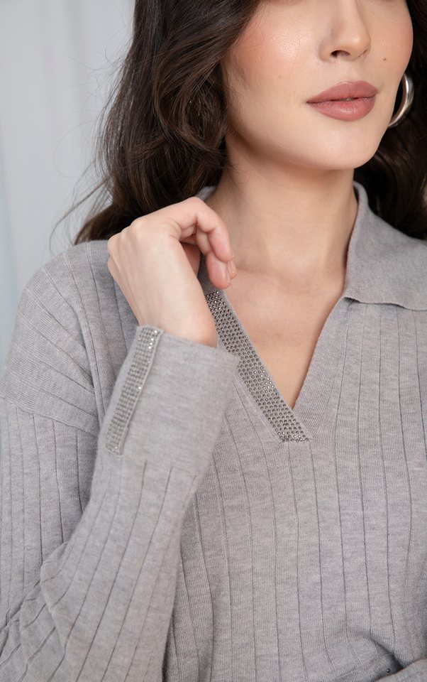 Passioni Strickpullover mit lockerer Passform, Kragen, Strassdetails und Vordertasche – Bild 3 von 5
