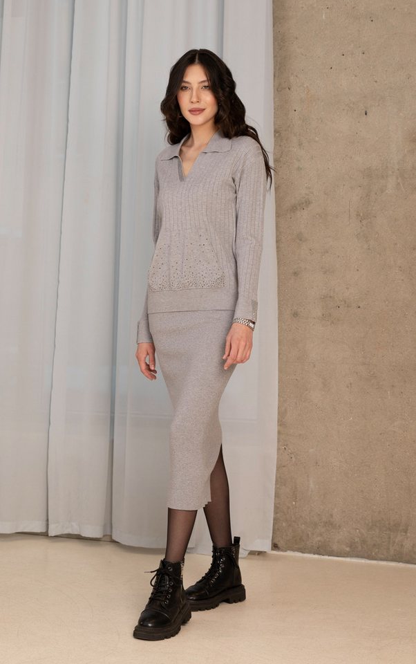 Passioni Strickpullover mit lockerer Passform, Kragen, Strassdetails und Vordertasche – Bild 4 von 5