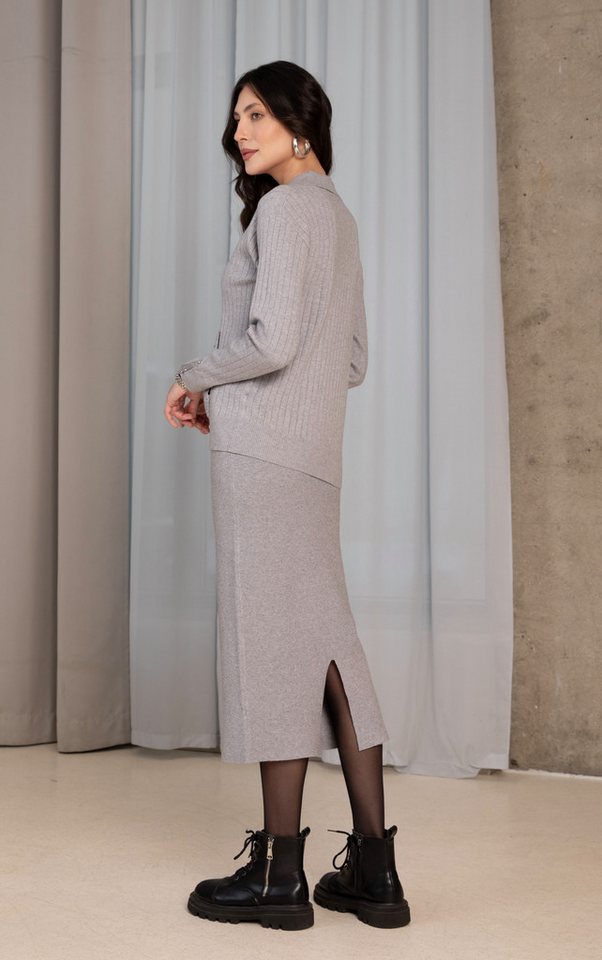 Passioni Strickpullover mit lockerer Passform, Kragen, Strassdetails und Vordertasche – Bild 5 von 5