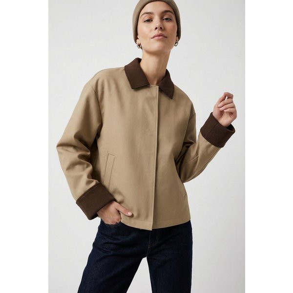 pieces Kurzjacke PCJORMA SHORT LIGHT JACKET NOOS BC mit farblich abgesetztem Kragen und Bündchen