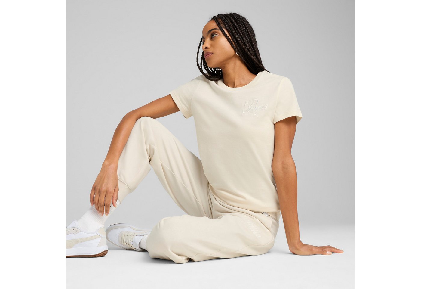 PUMA T-Shirt ESS SCRIPT TEE Regular Fit, sportlicher Stil, mit Grafikstickerei und Print – Bild 3 von 5